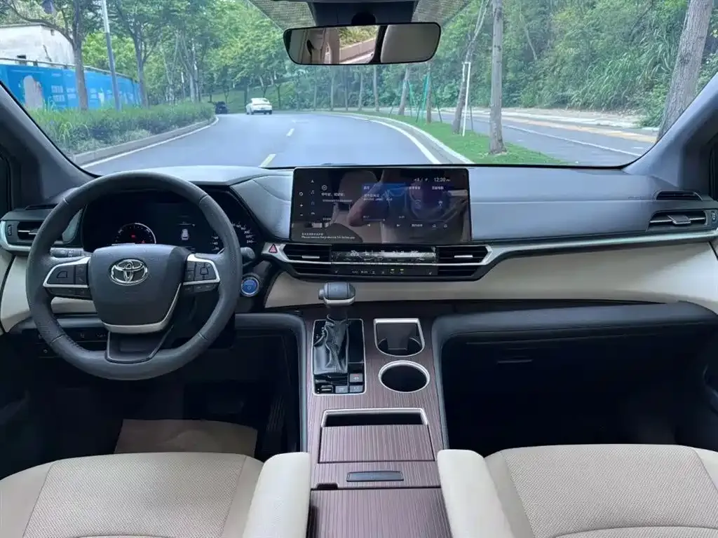 Toyota Granvia — фото 4