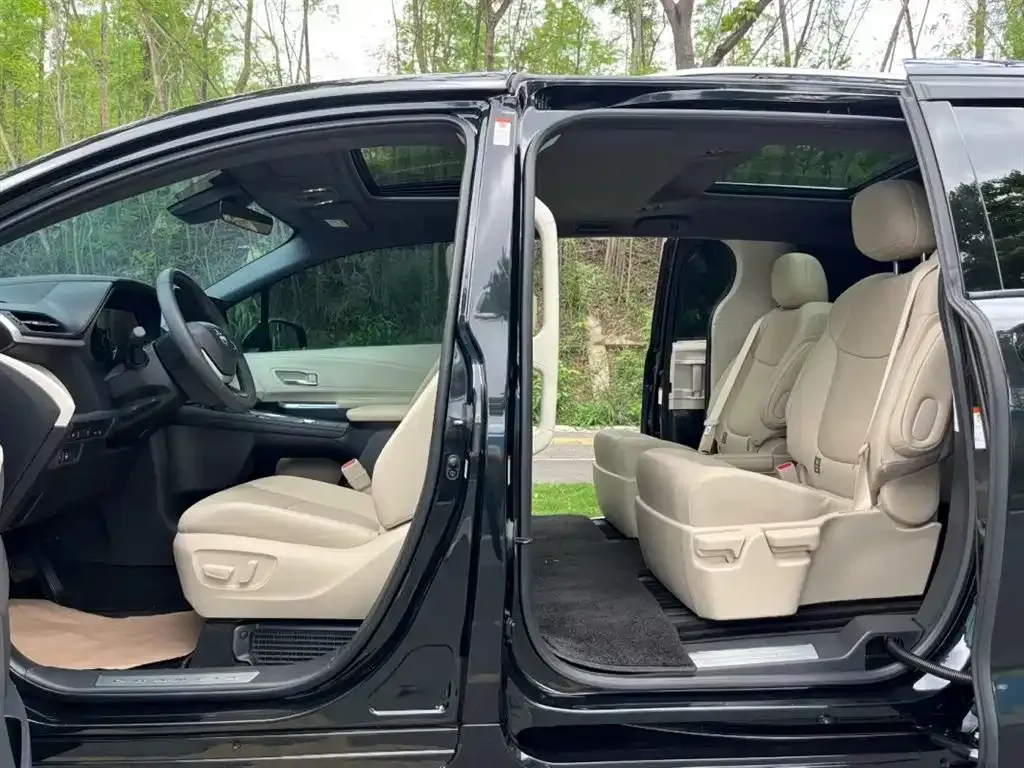 Toyota Granvia — фото 2