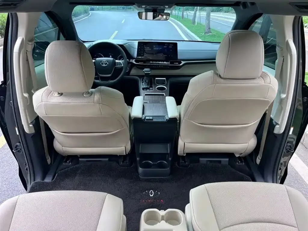Toyota Granvia — фото 6