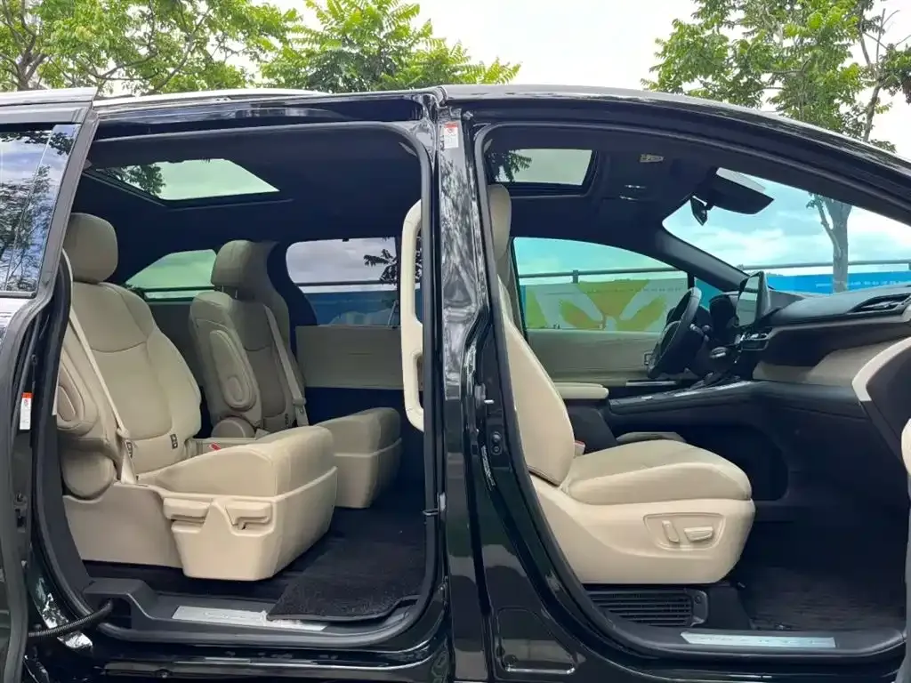 Toyota Granvia — фото 3