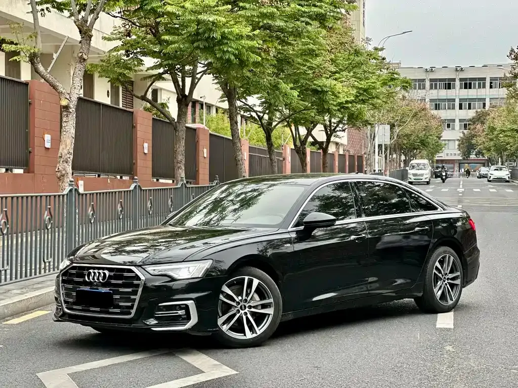 Audi A6L — фото 1
