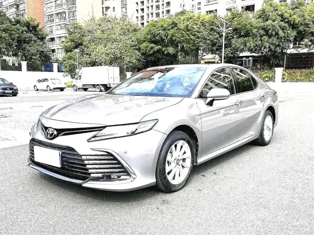 Toyota Camry — фото 1