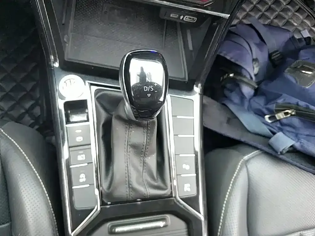 Volkswagen Passat 2023 из CN, фото 10