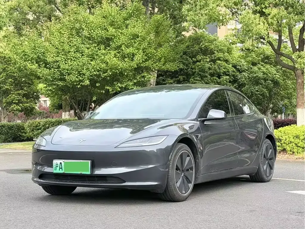 Tesla Model 3 — фото 1