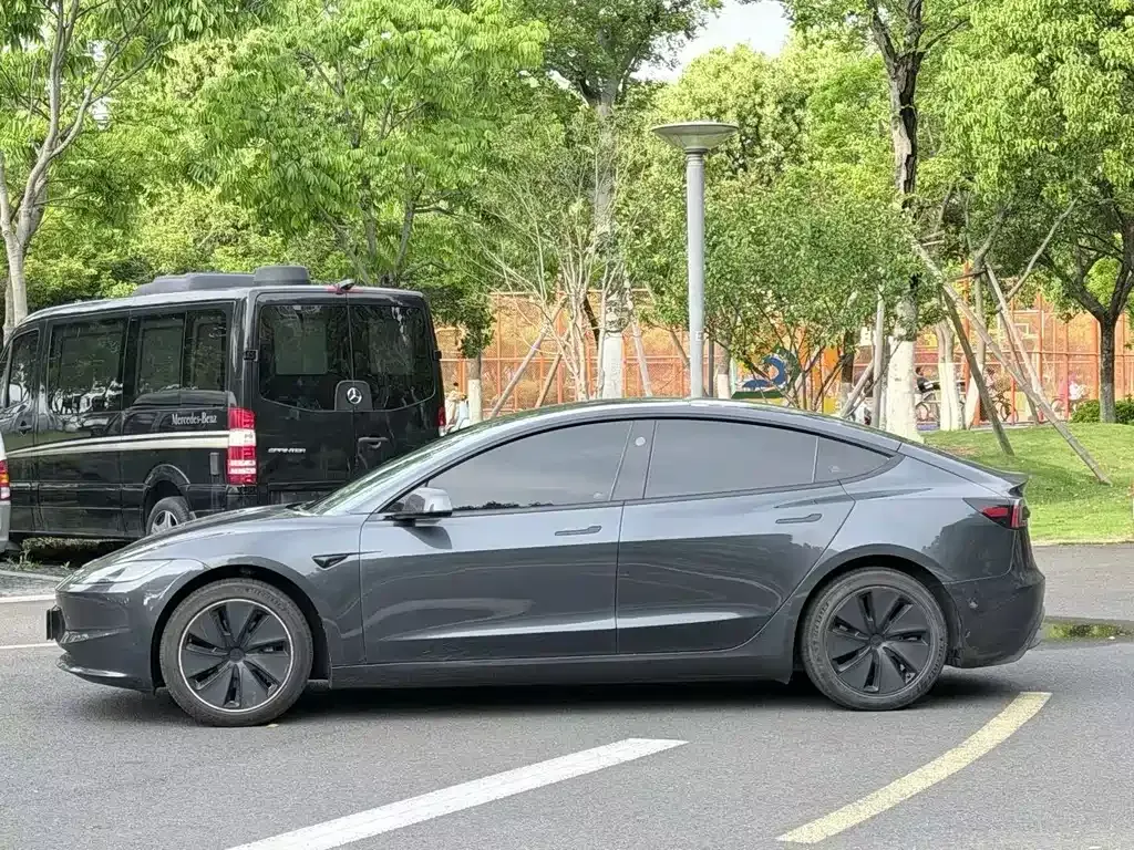 Tesla Model 3 — фото 9