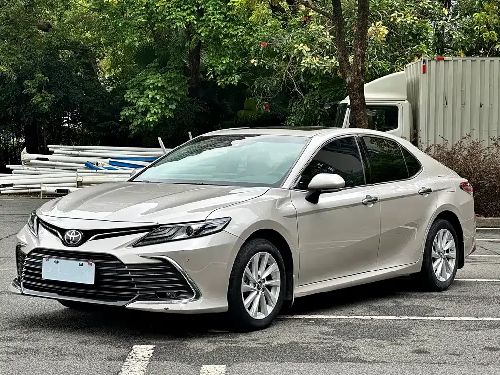 Toyota Camry — фото 1