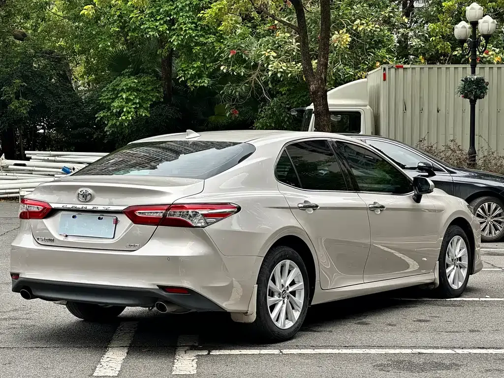 Toyota Camry — фото 5