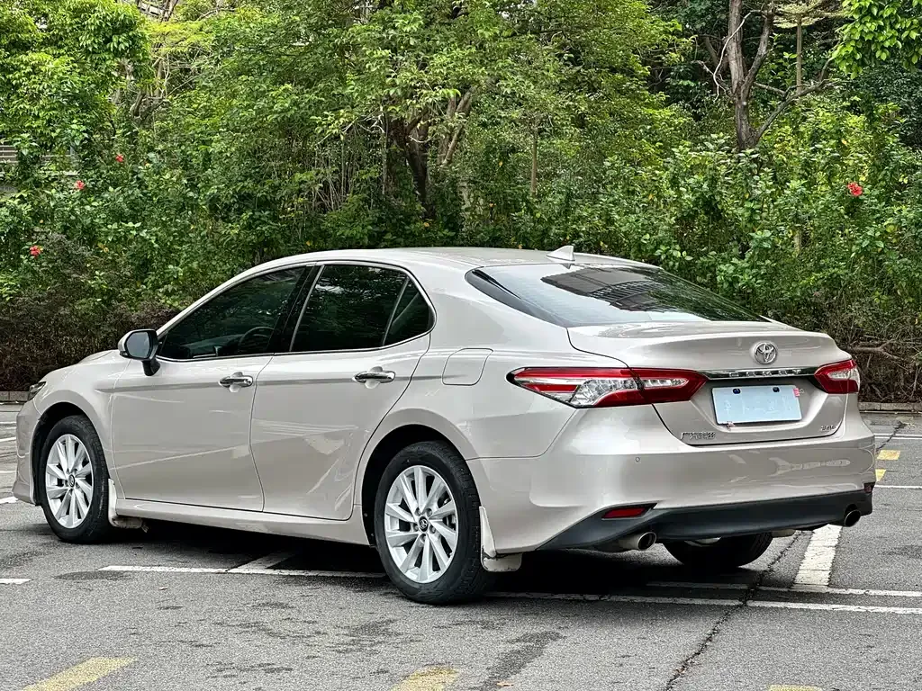 Toyota Camry — фото 6