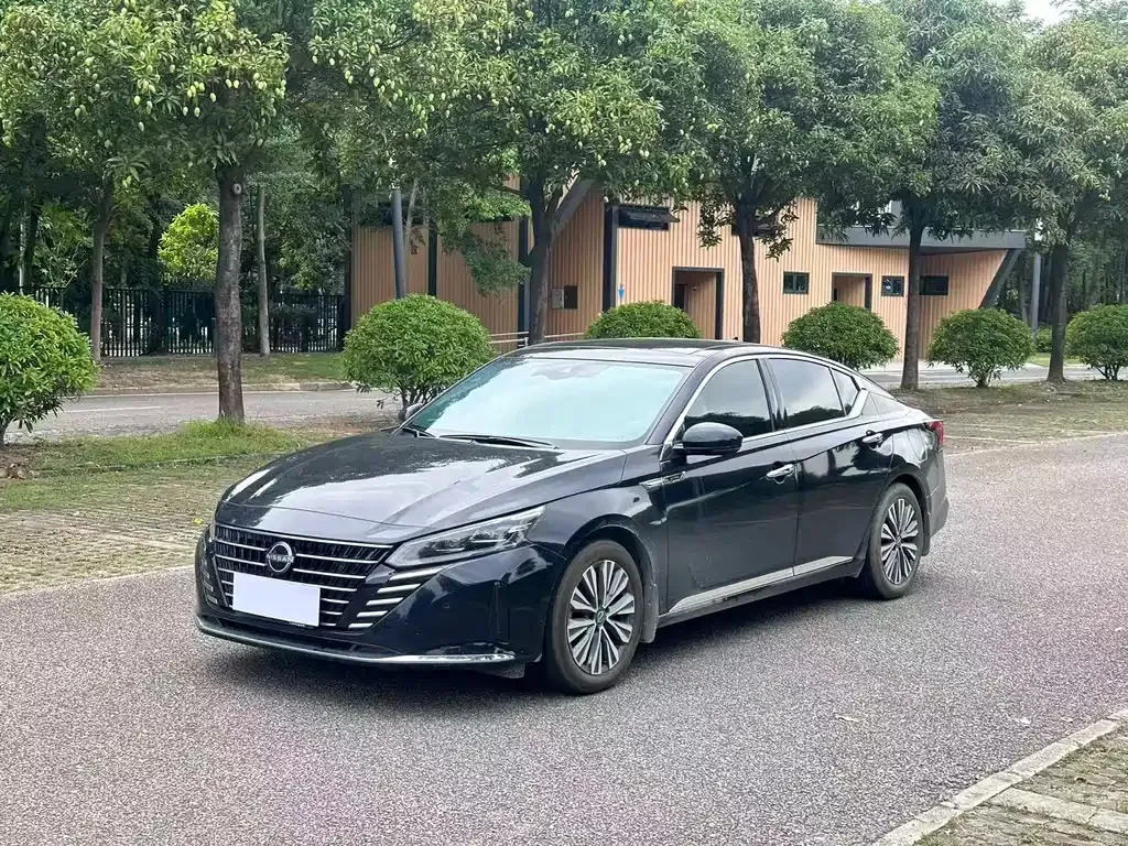Nissan Teana — фото 1