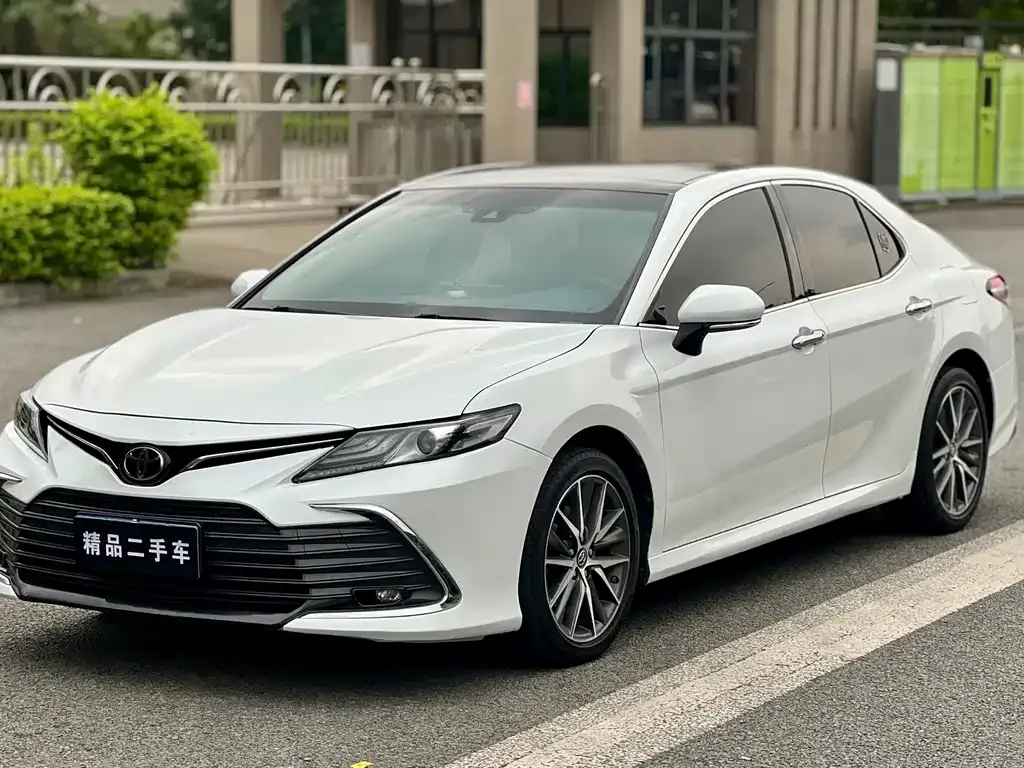 Toyota Camry — фото 1