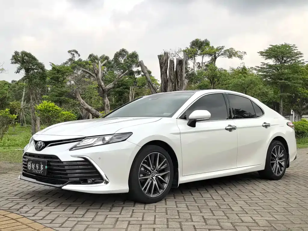 Toyota Camry — фото 1