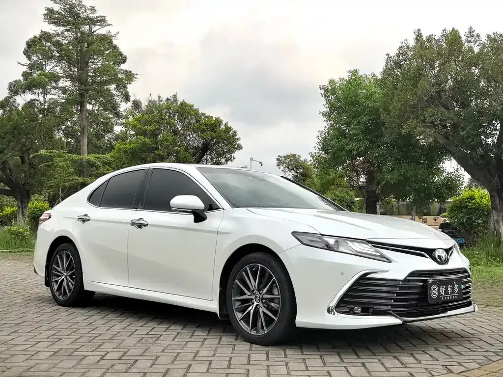 Toyota Camry — фото 5