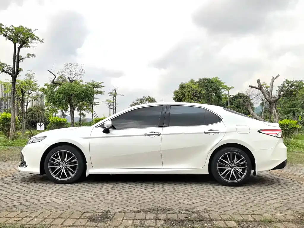 Toyota Camry — фото 10