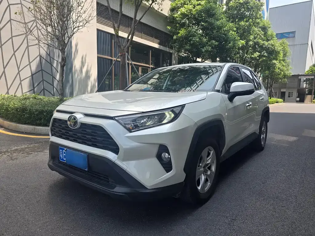Toyota RAV4 — фото 1