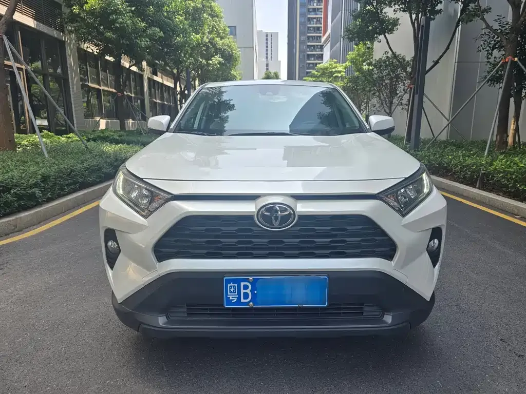 Toyota RAV4 — фото 5