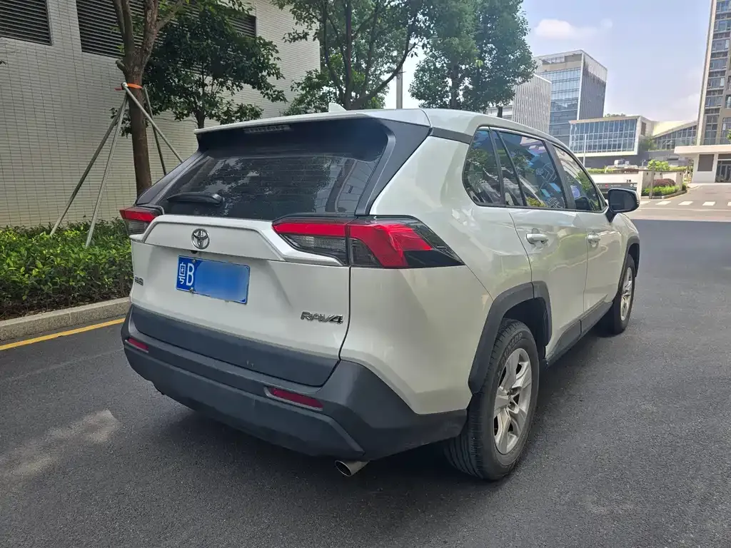 Toyota RAV4 — фото 8