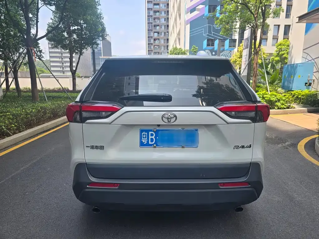 Toyota RAV4 — фото 9