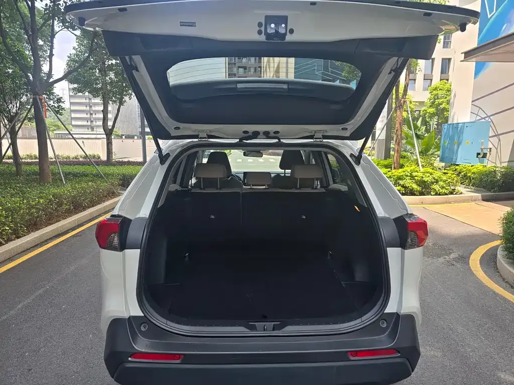 Toyota RAV4 — фото 10