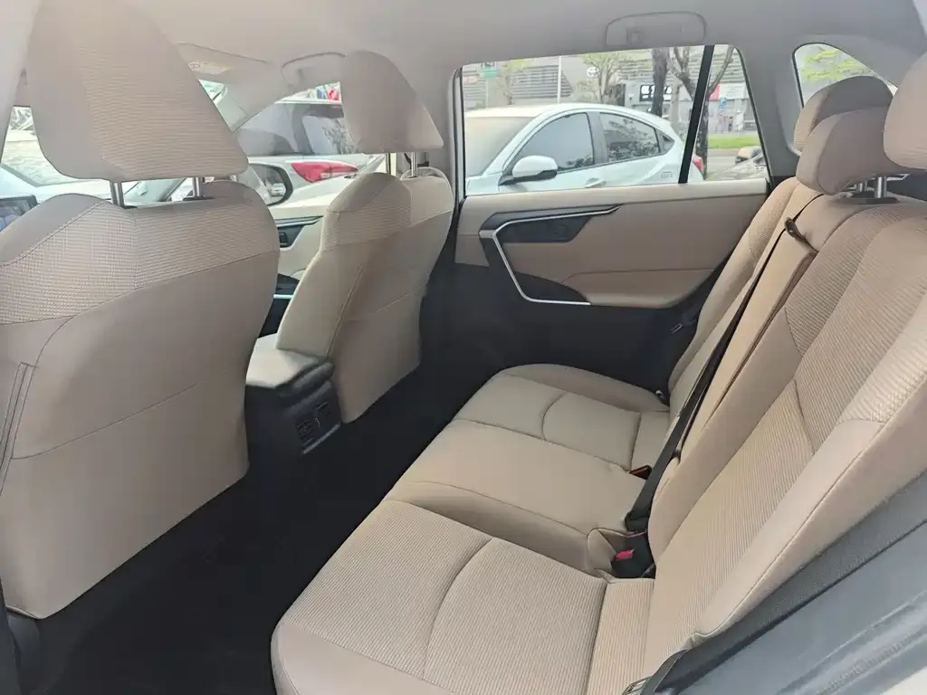 Toyota RAV4 — фото 4