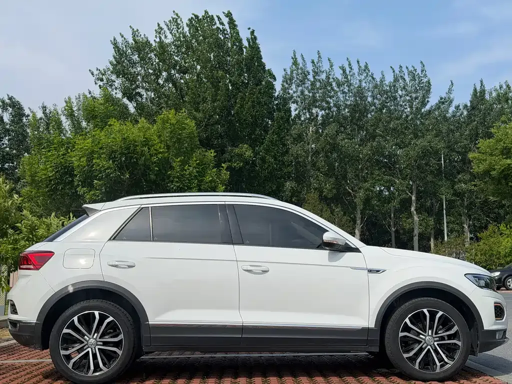 Volkswagen T-Roc — фото 10