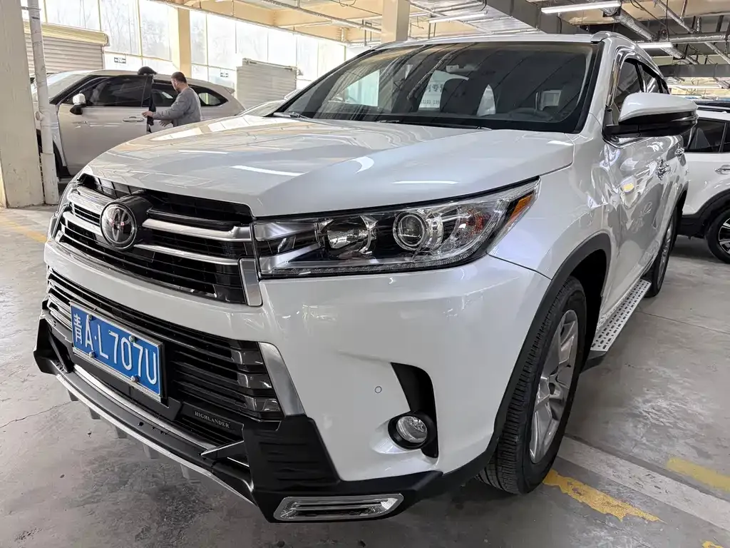 Toyota Highlander — фото 1