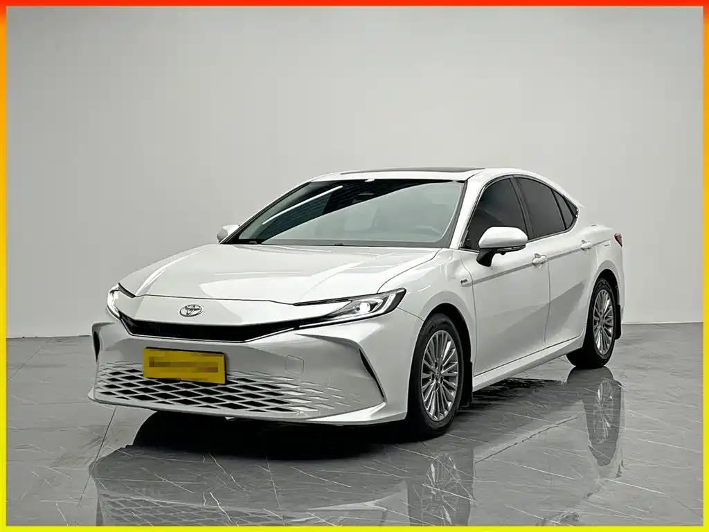 Toyota Camry — фото 1