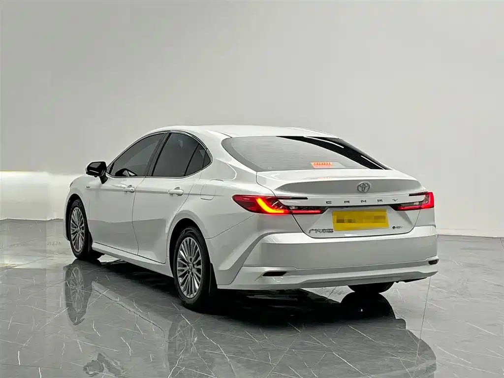 Toyota Camry — фото 5