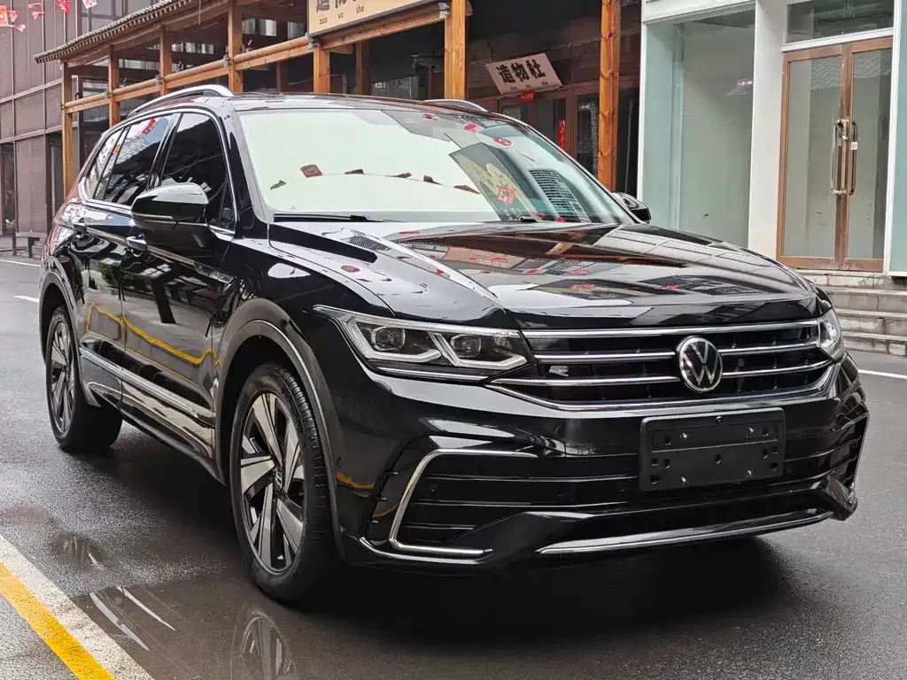 Volkswagen Tiguan L — фото 1