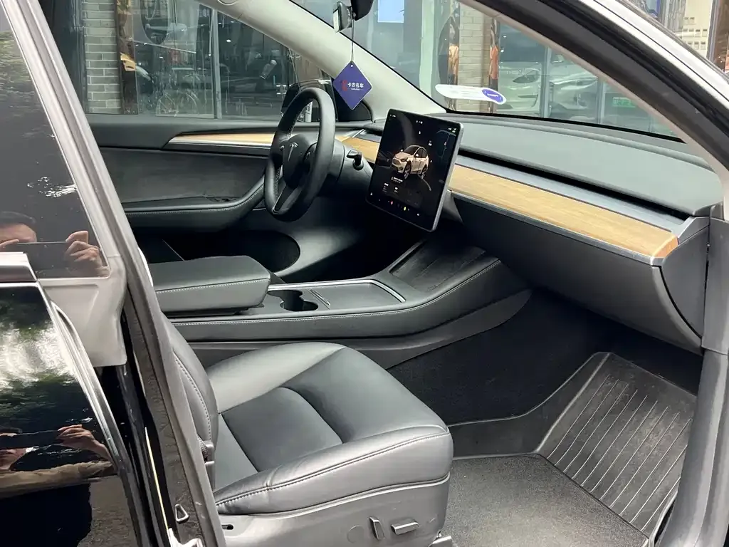 Tesla Model Y — фото 9
