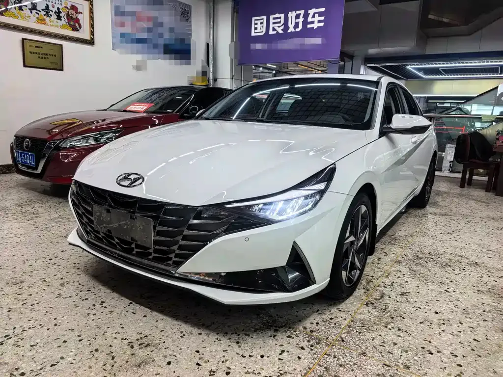 Hyundai Elantra — фото 1
