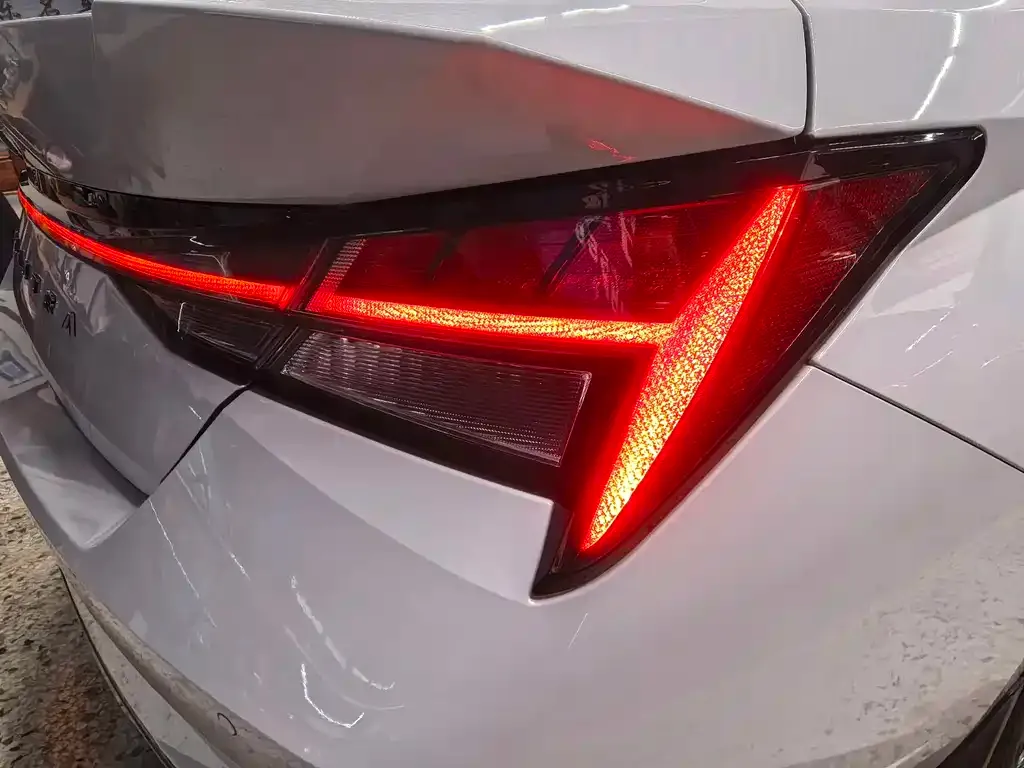 Hyundai Elantra — фото 3