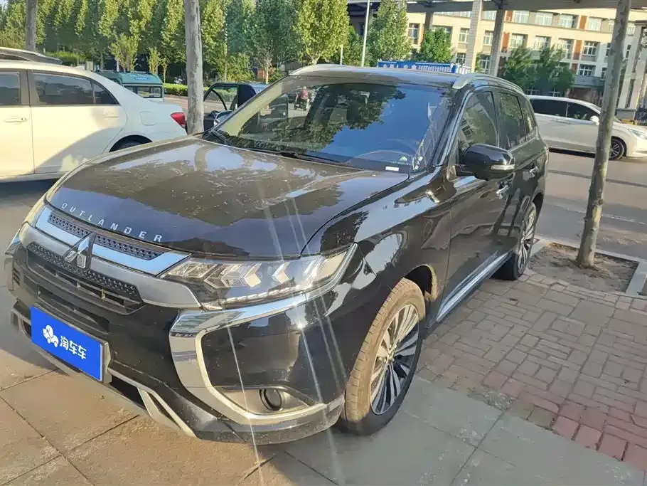 Mitsubishi Outlander — фото 1