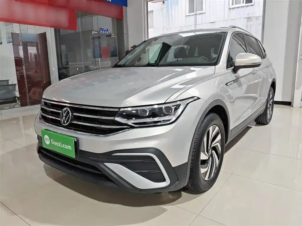 Volkswagen Tiguan L — фото 1