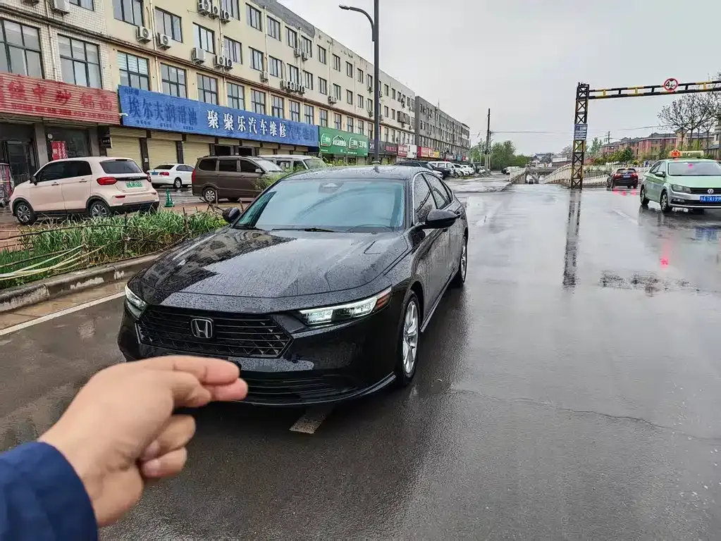 Honda Accord — фото 1