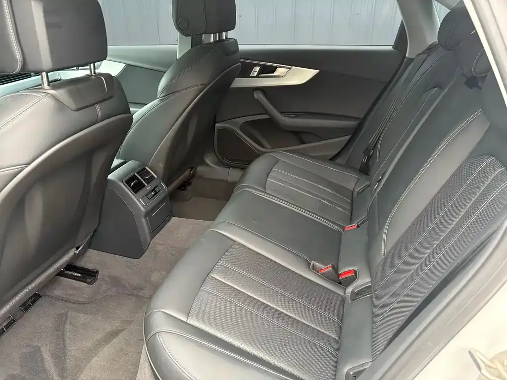 Audi A4L 2023 из CN, фото 5