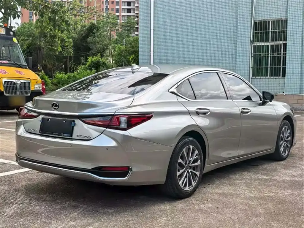 Lexus ES — фото 10