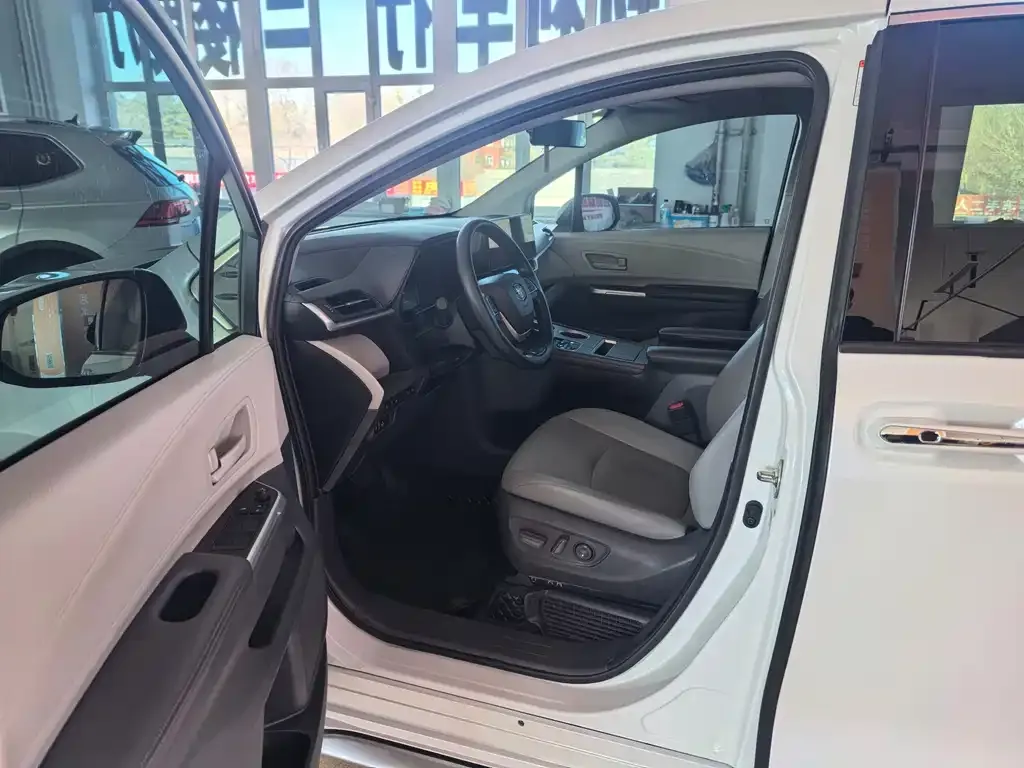 Toyota Granvia 2024 из CN, фото 9