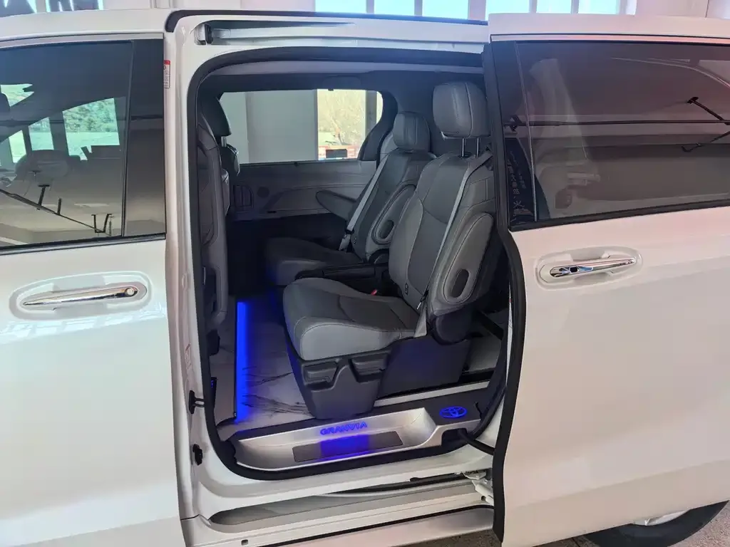 Toyota Granvia 2024 из CN, фото 8