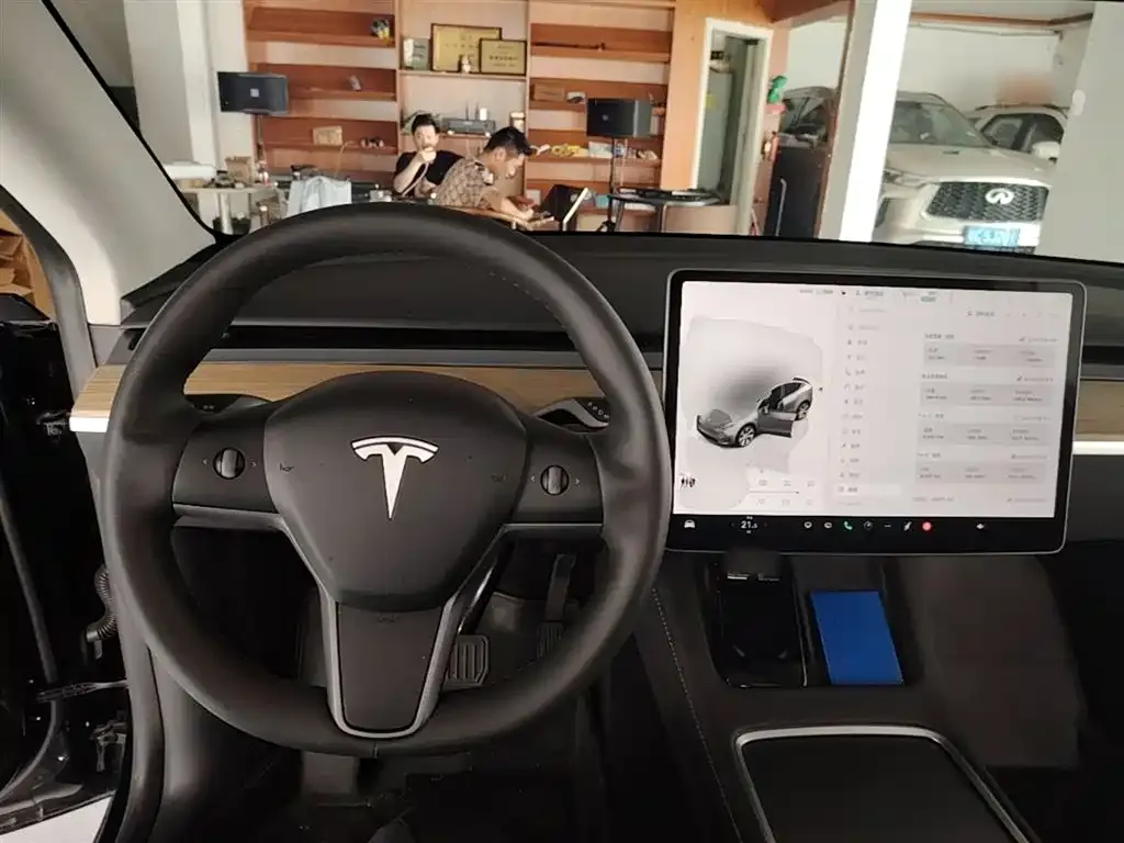 Tesla Model Y — фото 2