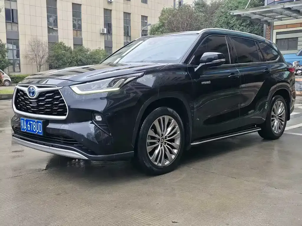Toyota Highlander — фото 1