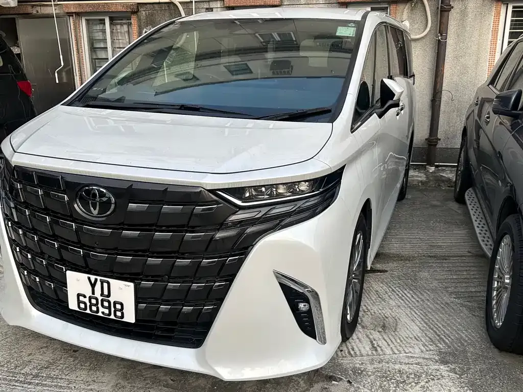 Toyota Alphard — фото 1