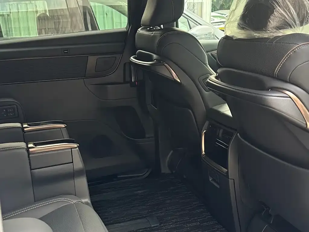 Toyota Alphard — фото 2