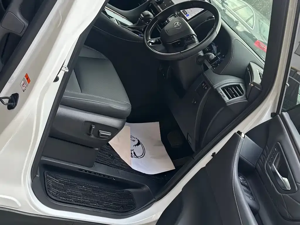 Toyota Alphard — фото 7