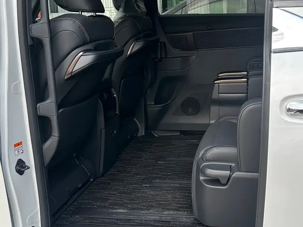 Toyota Alphard — фото 9