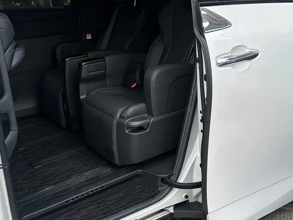 Toyota Alphard — фото 10