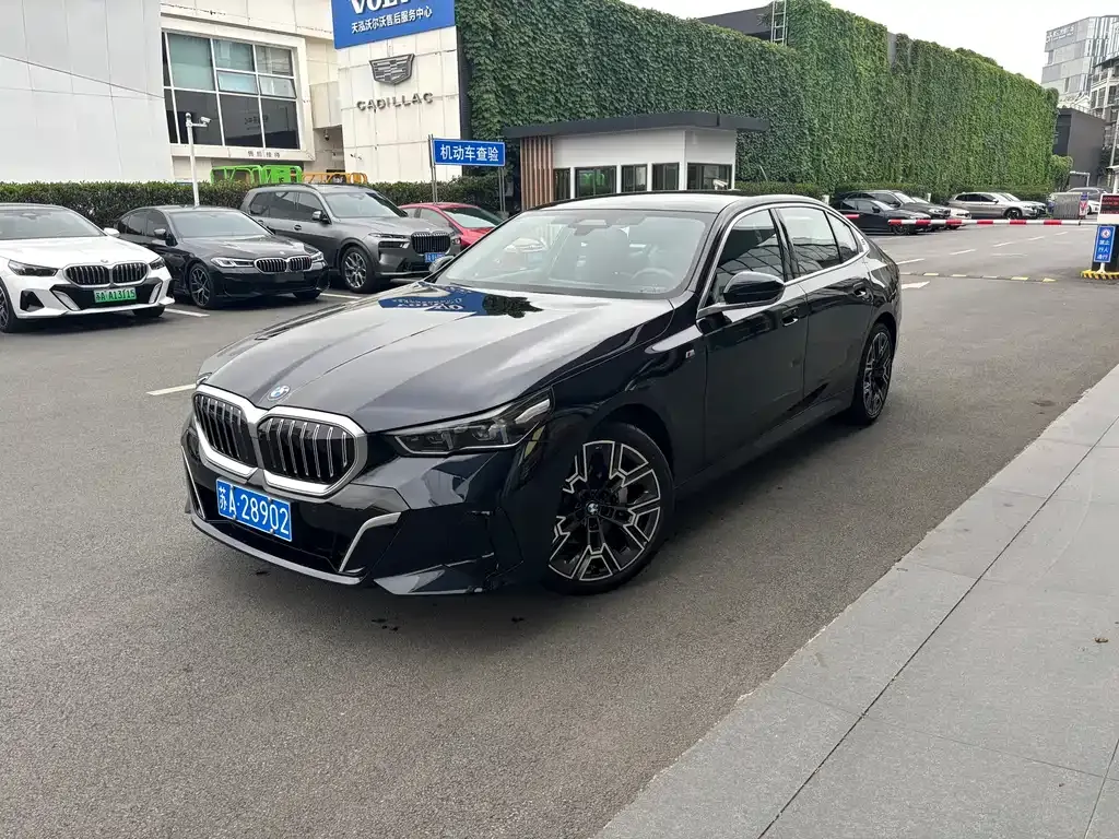 BMW 5 Series — фото 1