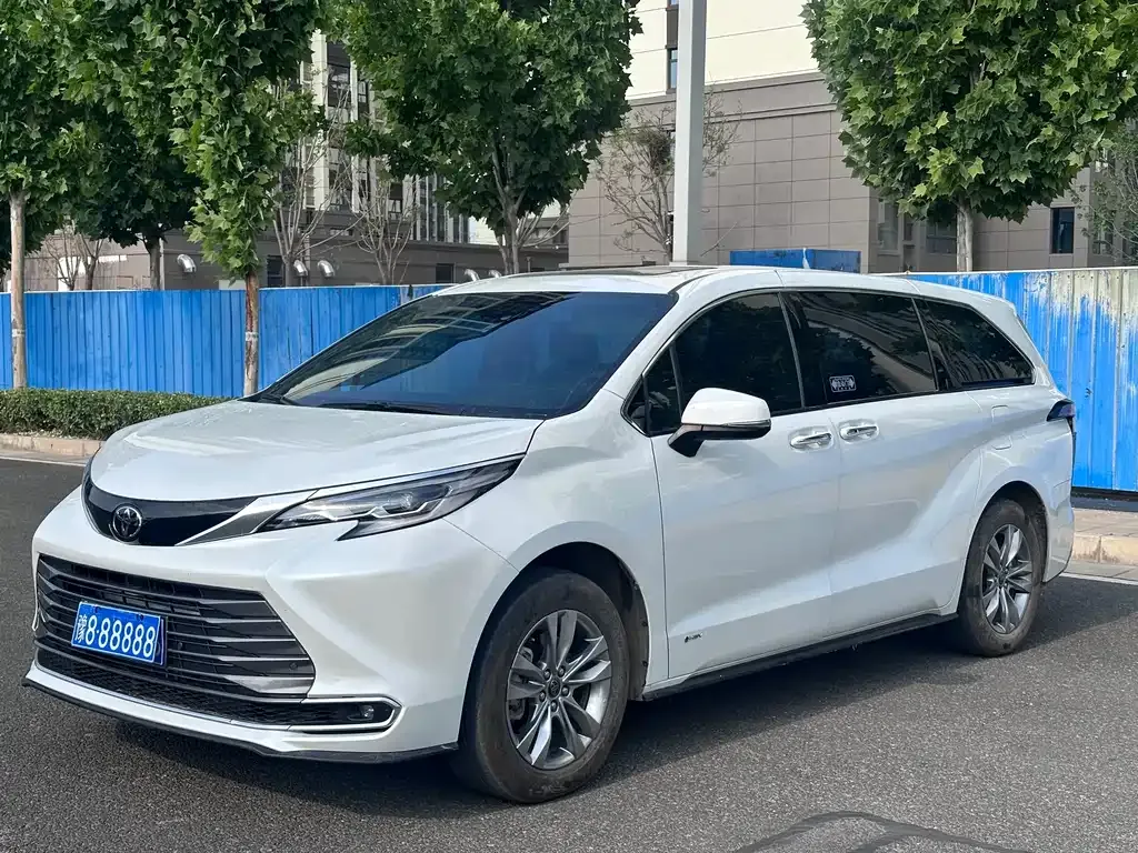 Toyota Sienna — фото 1