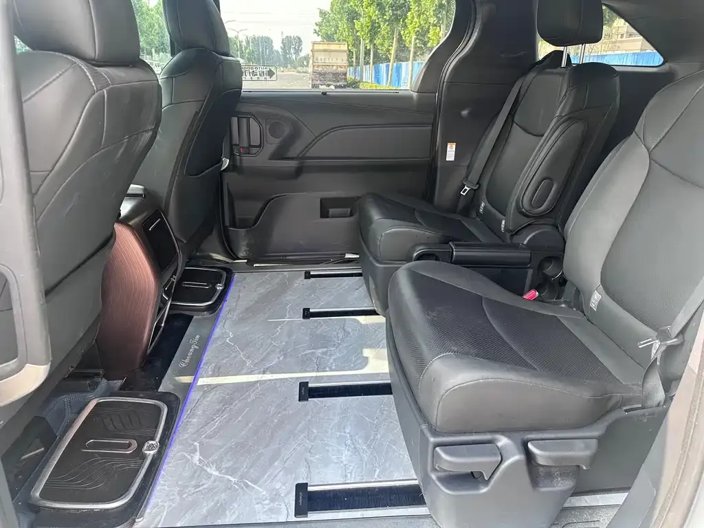 Toyota Sienna — фото 2
