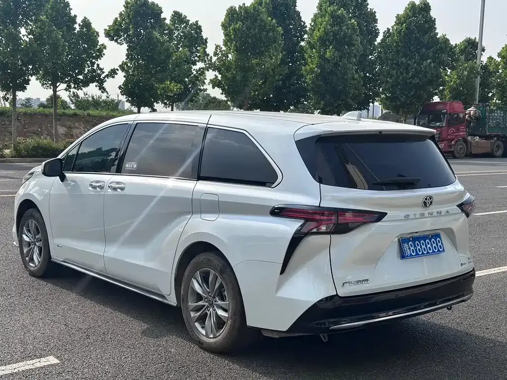 Toyota Sienna — фото 5