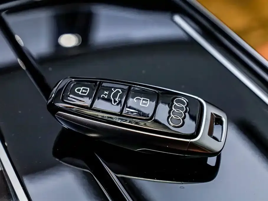 Audi A8 — фото 5